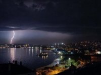 İstanbul'da şimşekler geceyi aydınlattı