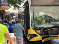 Üsküdar'da kaza yapan İETT otobüsünde hasar oluştu