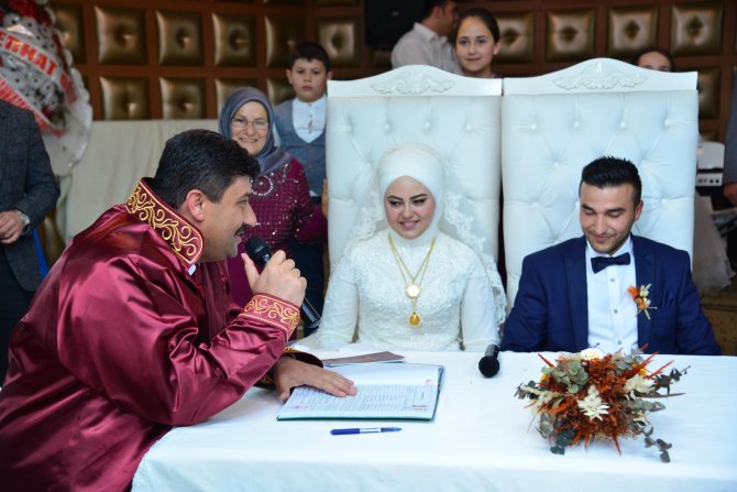 baskan-oguz-110-ciftin-nikahini-kiydi-(6).jpg
