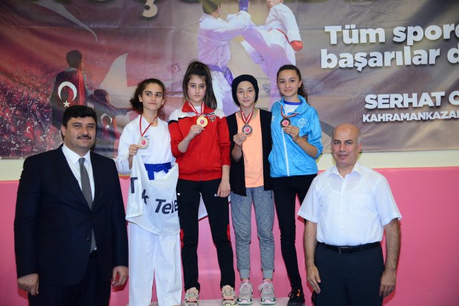 baskan-oguzdan-sehitler-anisina-yarisan-sporculara-odul-(18).jpg