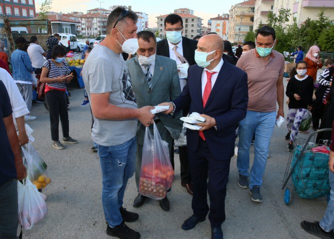 baskan_altinok_naylon_poset_kullanimini_azaltmak_icin_bez_torba_dagitti_kecioren.bel.tr_8398.jpg