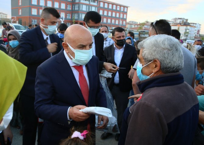 baskan_altinok_naylon_poset_kullanimini_azaltmak_icin_bez_torba_dagitti_kecioren.bel.tr_8399.jpg