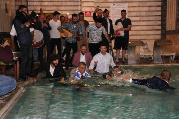 belediye-baskani-trt-deki-canli-yayinda-sonrasi-11294365_4224_m.jpg
