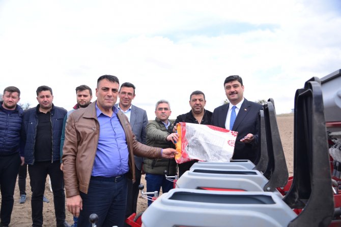 kahramankazan-belediyesinden-ciftcilere-once-aycicegi-tohumu-simdi-de-gubre-destegi-(8).jpeg