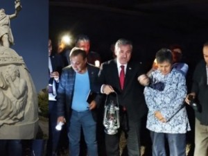 Gelecek Partili Selçuk Özdağ "Sinoplu Diyojen" olup fenerle sosyal konut aradı