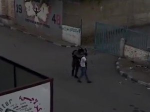 İsrail askerlerinin sokak ortasında Filistinli çocukları darp ettiği görüntüler